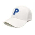Detailopname van de witte mesh baseballpet met blauw 3D-borduurwerk letter P - M (56-58cm) / Wit