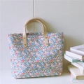 Detail der geblümten Stofftasche mit Ledergriffen und strukturierter Baumwolle - Rosa-Grün Floral