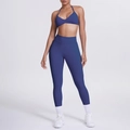 Dettaglio dei leggings da yoga a vita alta e reggiseno sportivo in tessuto blu navy - Blu Notte