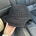 Detalle del sombrero para el sol de punto calado tejido a mano con abertura trasera - M (56-58cm) / Negro