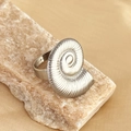 Anello nautilus argento con texture a spirale dal design elegante ispirato al mare - Anello Aperto Conchiglia a Spirale - Argento