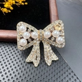 Broche nœud dorée avec perles blanches et cristaux étincelants de style vintage - BZ100 Nœud de Perles