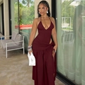 Elegantes tiefrotes rückenfreies Neckholder-Maxikleid mit hohem Schlitz und Raffungen - Burgunderrot
