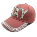 Vue détaillée casquette baseball en daim rose avec strass et perles ornant le mot SEXY - Rouge Brique
