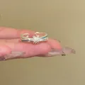 Dettaglio anello doppio in argento con cristalli scintillanti e smalto blu raffinato - Stile Pavé a Doppio Strato Incrociato (2#)