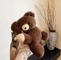 Vista dettagliata della borsa a tracolla in peluche a forma di orsetto con cinturino regolabile - Orsacchiotto Marrone