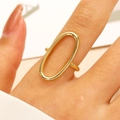 Bague ovale évidée dorée minimaliste au design géométrique élégant portée au doigt - Style Géométrique Minimaliste Ovale (8827) / Or KC
