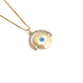 Collana con ciondolo malocchio dorato e cristalli colorati su sfondo bianco professionale - Malocchio Colorato (0417YS) / Oro