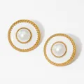 Eleganti orecchini rotondi in oro con finitura in smalto bianco e perla sintetica - Oro + Bianco (KD3416)