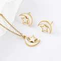 Detailansicht des goldenen Stern- und Mond-Schmucksets aus Edelstahl mit weißem Emaille - Gold Weiß