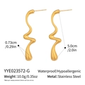 Edelstahl-Ohrringe mit unregelmäßiger Wellenform in 18K Goldoptik und Maßangaben - 18K Gold vakuumbeschichteter Edelstahl / Goldener Stil (YYE023572-G)