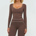 Set da yoga cioccolato slim fit con bordi a contrasto bianchi e maglia a maniche lunghe - Taglia S / Top / Marrone Cioccolato Scuro