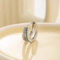 Elegante orecchino a cerchio argento con zirconi e pietre blu su superficie riflettente beige - Doppia Fila Argento (Pezzo Singolo)