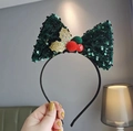 Detalle de una diadema navideña de lentejuelas verdes con hojas de acebo y bayas rojas - Diadema Lazo Lentejuelas Bayas / Verde
