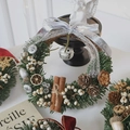 Ghirlanda natalizia artigianale con aghi di pino e pigne su un supporto da esposizione - Ghirlanda Grande di Frutta Secca Bianco Argento Estetica 20CM