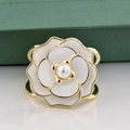 Anello con camelia bianca elegante, perla centrale e rifiniture in oro lucido - Camelia Bianca