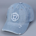Dettaglio macro della toppa ricamata con lettera D e tessuto denim lavato del cappello - M(56-58cm) / Azzurro