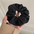 Chouchou élégant en laine noire avec texture plissée douce pour une queue de cheval chic - Texture plissée 3D / Noir