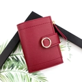 Cartera corta minimalista roja de cuero sintético para mujer con hebilla dorada y cremallera - Rojo