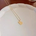 Collana con ciondolo a zucca dorata martellata su piatto in ceramica bianca - Zucca con Motivo a Scaglie di Lusso Leggero (22# Collana-Oro)