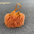 Sac seau orange en fausse fourrure avec cordon de serrage et poignée en cuir - Orange