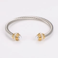 Detailopname van gedraaide kabelarmband met parel- en zirkonia-inleg op zilveren band - Zilver Lichaam Goud Uiteinden