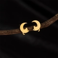 Boucles d'oreilles chat sur la lune en acier doré sur une branche en bois - Doré