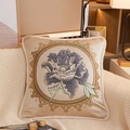 Beigefarbener Satin-Kissenbezug mit blauer Pfingstrosen-Stickerei und Goldverzierung - Europäische Blume-Grau