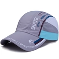 Casquette de baseball de sport gris-violet avec accents bleu clair et mesh respirant - Réglable / Gris clair