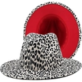 Cappello fedora leopardato con interno rosso e tesa piatta classica in stile britannico - M (56-58cm) / Leopardo Bianco Latte con Fodera Rossa (JXF-519-1)