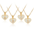 Collana con ciondolo a cuore dorato con iniziali A B C D in conchiglia bianca su bianco - Lettera M / Cuore Conchiglia Bianca Oro