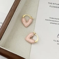 Boucles d'oreilles cœur élégantes avec émail marbré rose et créoles en métal doré - Rose Perlé