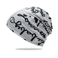 Berretto morbido grigio chiaro con stampe graffiti nere e motivi a cuore stile street - Bianco con Testo in Inglese