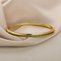 Bracciale rigido minimalista placcato oro 18K con zirconi verdi su seta beige - Oro con zirconia verde