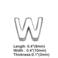 Dettaglio del ciondolo lettera W in metallo argento con dimensioni 9x10x3mm su sfondo bianco - Lettera W