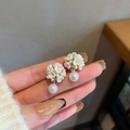 Elegante goldene Blumen-Ohrstecker mit runden Perlenanhängern für Damen - Kleiner Blumencluster-Anhänger-Stil