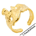 Vue détaillée de la bague lave dorée avec mesure du diamètre intérieur de 1,7 cm ajustable - Doré