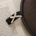 Dettaglio molletta per capelli nera a pieghe con fiocco crema su libro d'epoca - Fermaglio per capelli / Fermaglio per capelli a pieghe nero con fiocco bianco