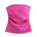 Gros plan d'un top bustier rose fuchsia avec surpiqûres doubles et texture de tissu - Rose rouge