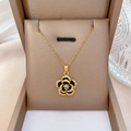 Collier en acier titane avec pendentif camélia et cristaux dans un écrin à bijoux - Style Camélia Doré (G308 Chaîne en Acier Titane Pendentif en Cuivre)