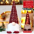 Lichtgevende kerstkabouter met rood geruite aftelmuts en lange witte baard - Verlicht - Rode kalender (D-404-A)