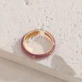 Bague ajustable dorée avec finition en émail rose poudré et détails de points texturés - Rose Foncé