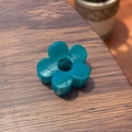 Détail d'une pince à cheveux fleur cyan de 5cm avec ressort sur surface en bois - 5cm / Bleu Cyan