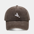 Dettaglio del cappellino da baseball in cotone marrone lavato con ricamo bianco lettera A - Regolabile / caffè
