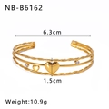 Vue détaillée d'un bracelet cœur en acier doré avec des pierres en zircone serties - Coeur Doré Zirconia (NB-B6162)