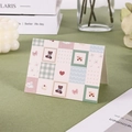 Minimalistische Karo-Grußkarte mit süßem Teddybär- und Kaninchen-Patchwork-Design - Bär