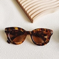 Retro tortoiseshell cat-eye sunglasses with tea lenses and gold metal accents - Tortoise Brown