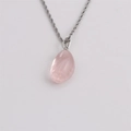 Collar artesanal con colgante de cuarzo rosa natural irregular y cadena trenzada de plata - Piedra Natural Rosa + Cadena de 60 cm