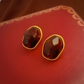 Primer plano detallado de pendientes de resina vintage con marco de metal dorado elegante - Pin de plata 925 / Estilo Ámbar con Borde de Cuerda Dorada