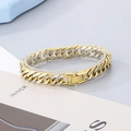 Détail d'un bracelet gourmette bicolore or et argent avec un fermoir à boîte carrée - Bracelet Bicolore